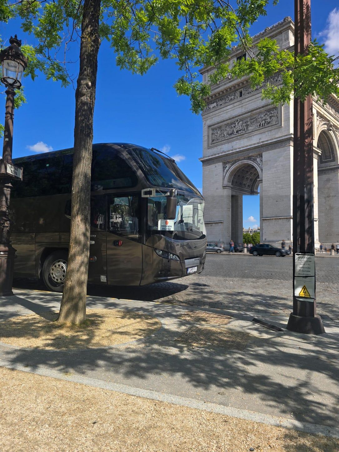 Autobus Neoplan — Pariz, Trg pobjede